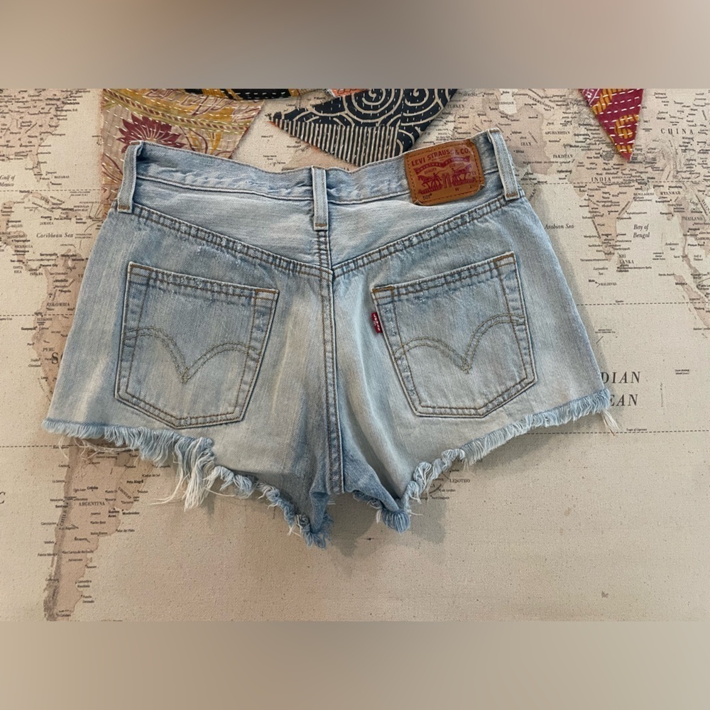 Levi’s 501 Buttonfly Frayed Denim Shorts Leather Patch Distressed - Picture 5 of 8